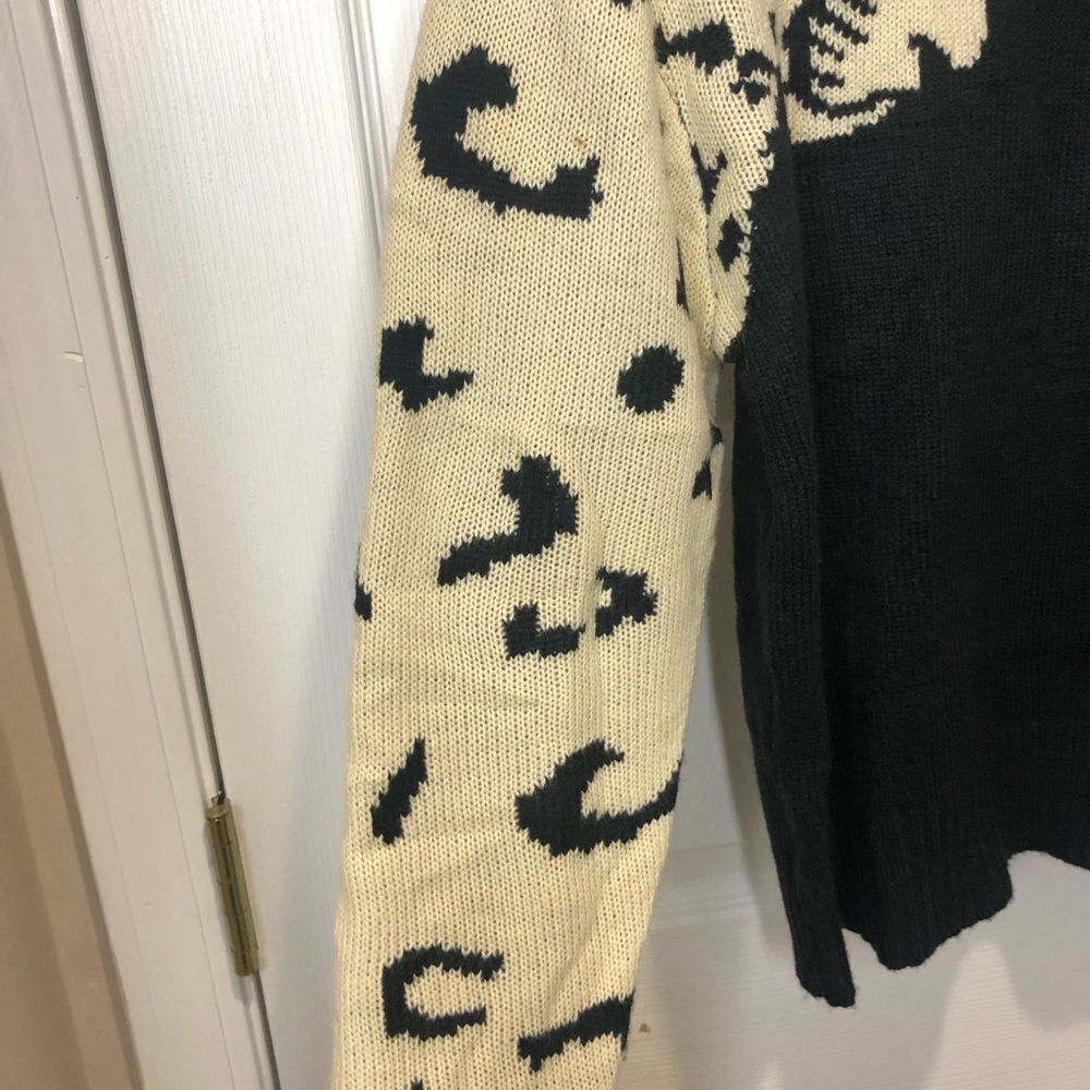 Angashion black and cream twin cheetahs king sleeve sweaters, size small - Picture 6 of 14